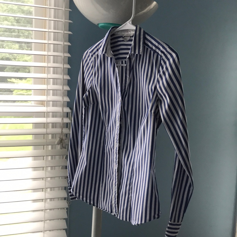 Blu/white button-down top w/ v-neck opening